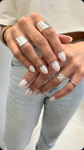 Nail art με μπλε ματάκι